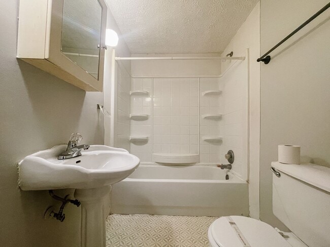 Building Photo - Washer/Dryer Hook-Ups