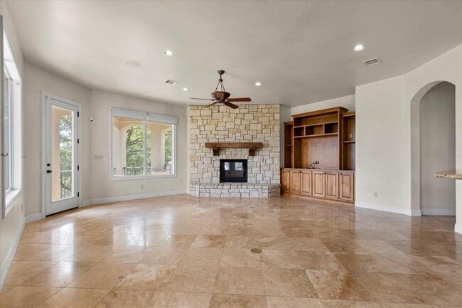 Building Photo - 8600 Bluegrass Dr
