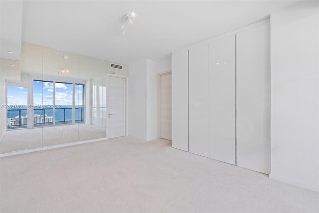 Building Photo - 100 South Pointe Dr