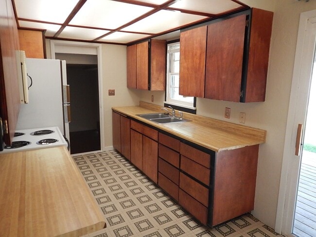 Building Photo - 3 Bedroom, 1 Bathroom in Heights Subdivisi...