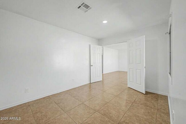 Building Photo - 2601 E Dahlia Dr