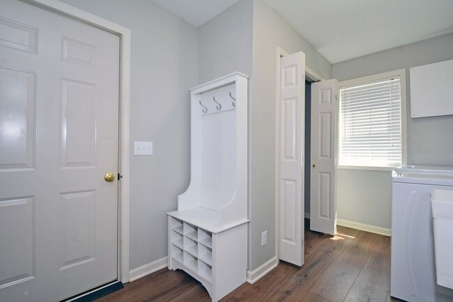 Building Photo - Spacious 5-Bed 3-Bath Home in South St. Paul - Available Now!