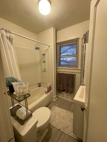 Building Photo - 198 W Center St