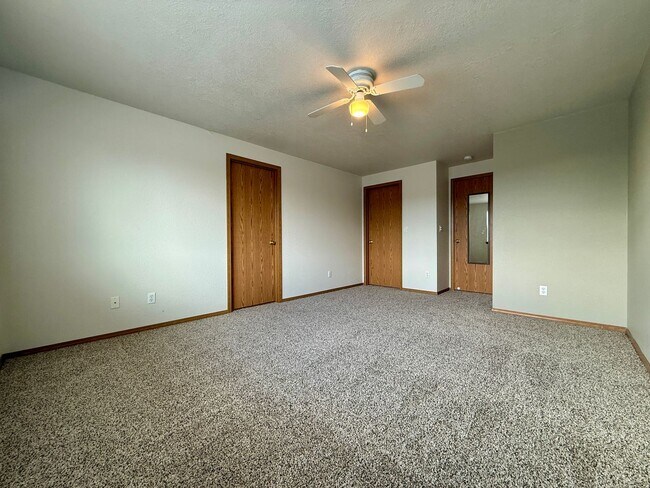 Building Photo - SPACIOUS NEWLY UPDATED TOWNHOME IN REDMOND!!