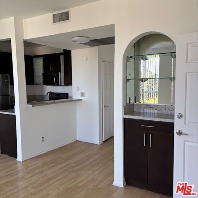 Building Photo - 884 Palm Ave