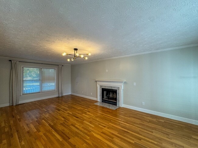 Building Photo - Charming 4 Bed, 2.5 Bath Home in King's Grant