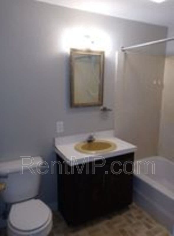 Building Photo - 1021 E Broadway St