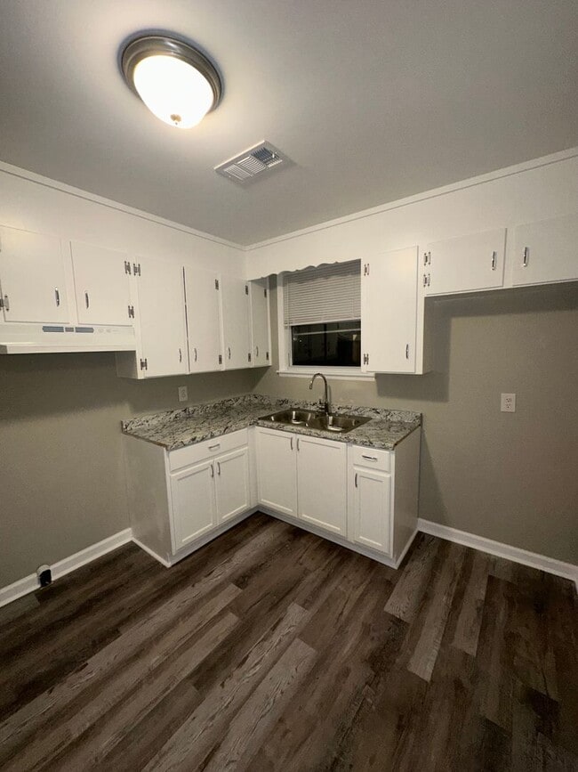 Building Photo - 725 Kent Dr