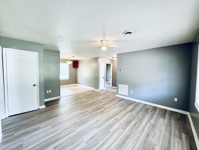 Building Photo - 3582 Greenwood Dr