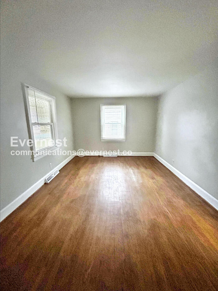 Building Photo - 1715 Longview Dr