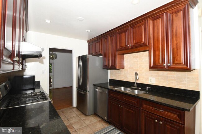 Building Photo - 8147 Inverness Ridge Rd