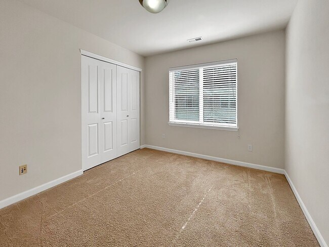 Building Photo - Charming Bothell 4BR Home w/ Bonus, Porch Swing & Private Backyard Awning