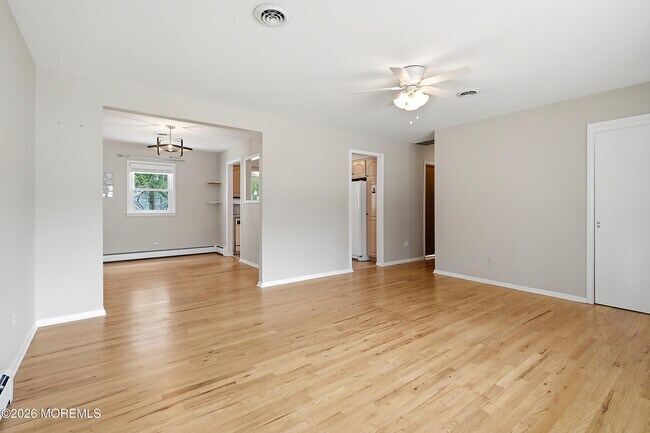 Building Photo - 943 Edgebrook Dr N