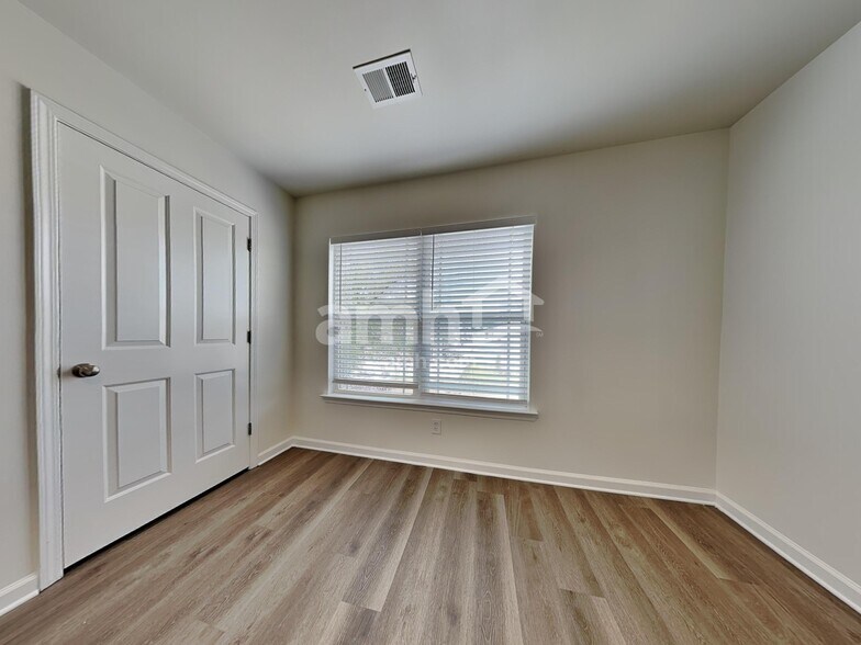 Building Photo - 220 Summer Hill Way