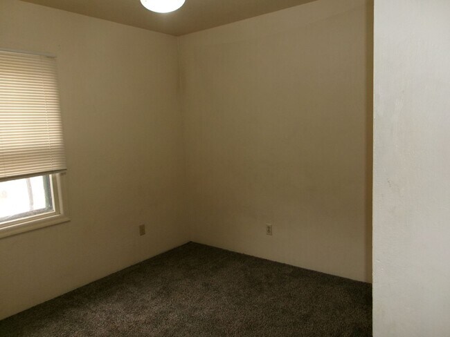 Building Photo - 36 N Peach St