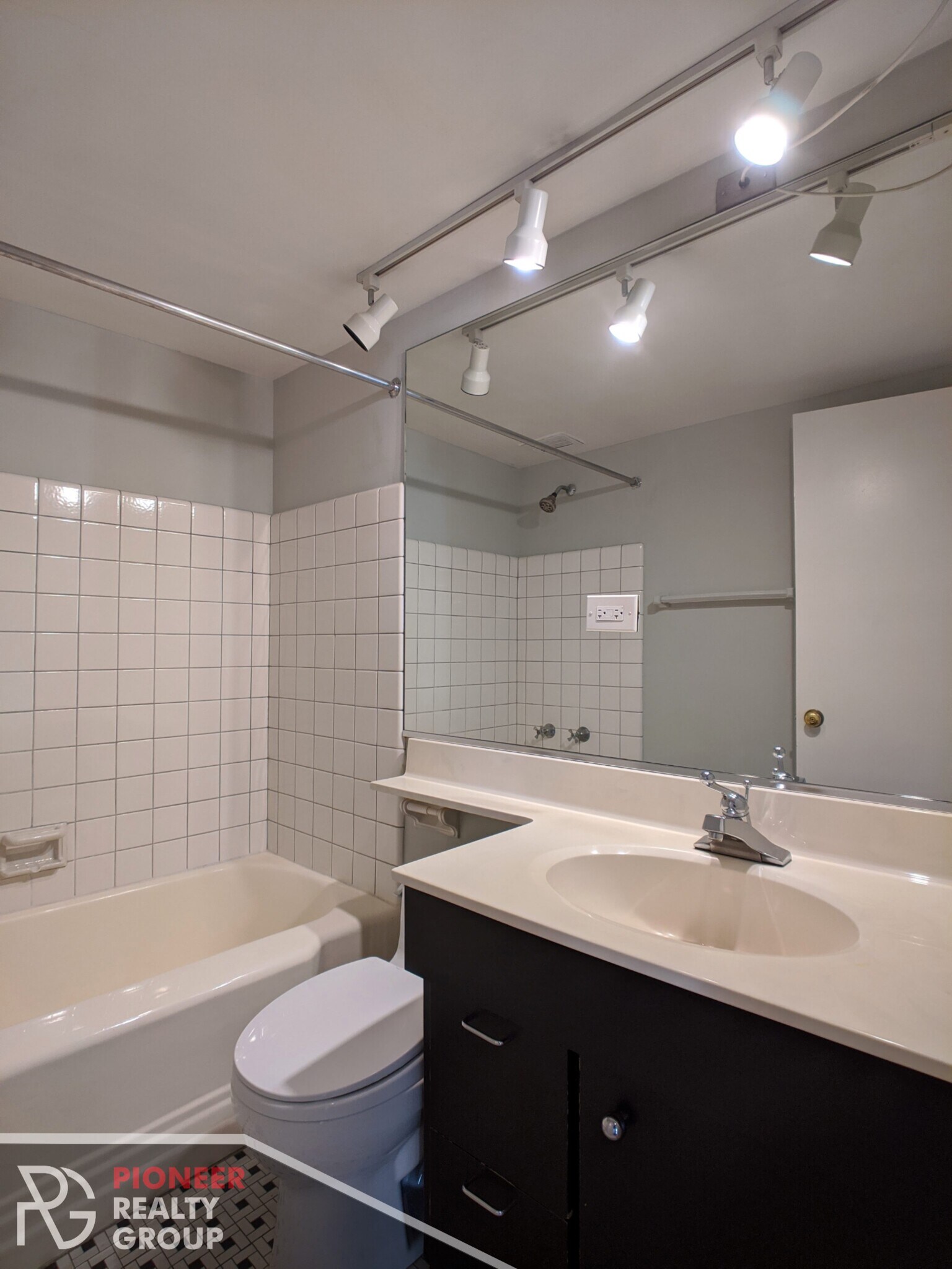 Building Photo - 433 W Wellington Ave