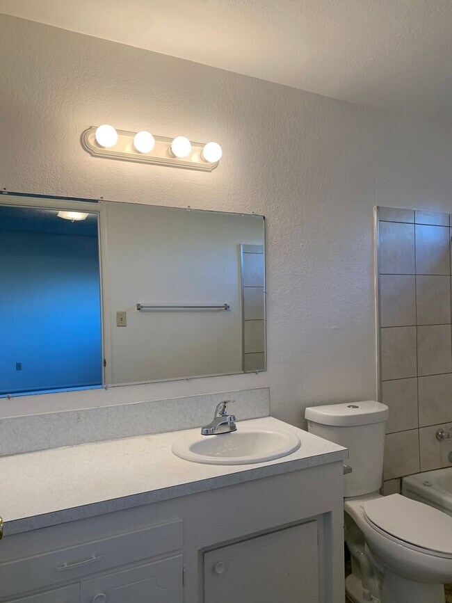 Building Photo - 4 bedroom home in convenient location on Alta Mesa Dr.