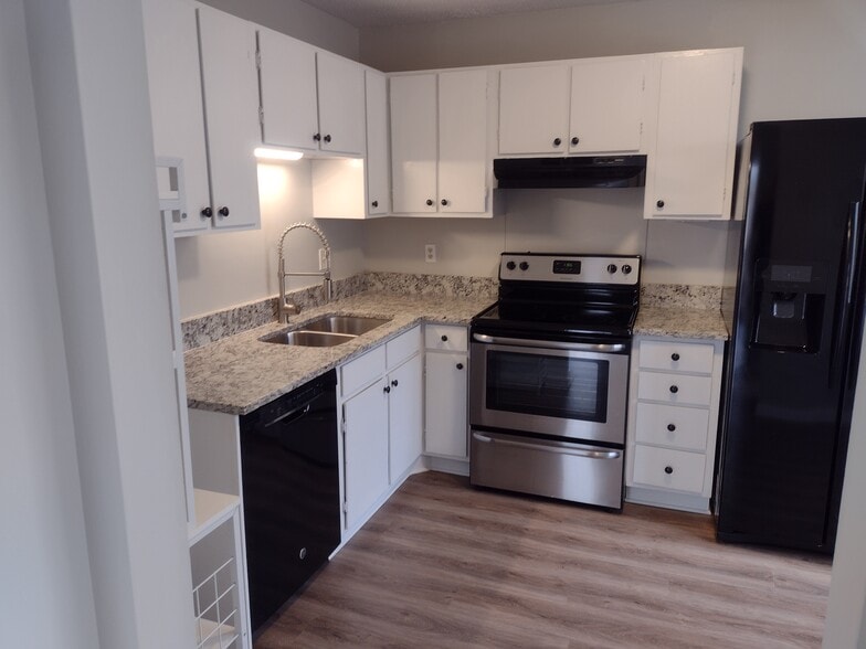 Building Photo - 1628 Cedarview Ct