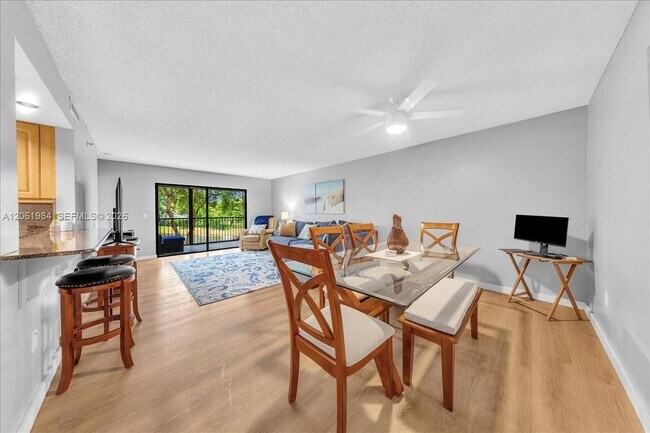 Building Photo - 2240 N Cypress Bend Dr