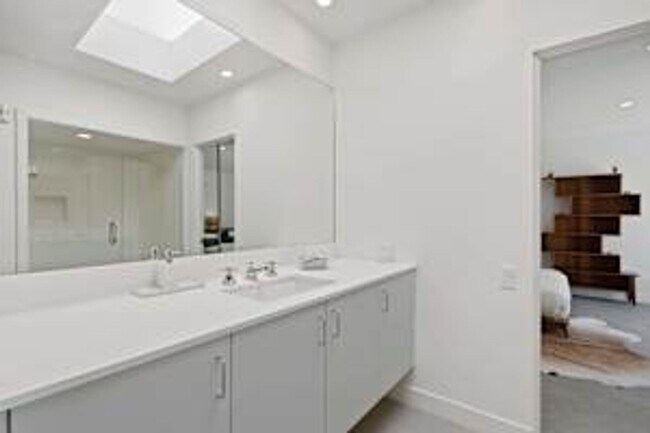 Building Photo - 5 bedroom 5 bath Available for Short Term ...