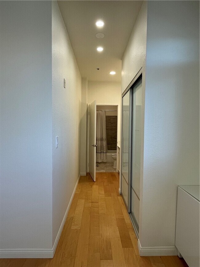 Building Photo - 533 S St Andrews Pl