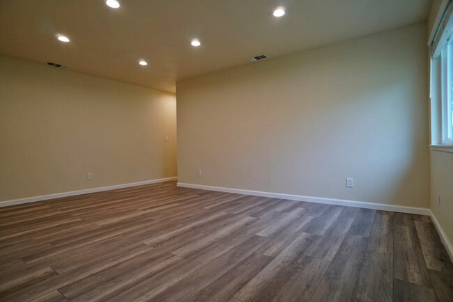 Building Photo - Beautifully remodeled halfplex in desirabl...