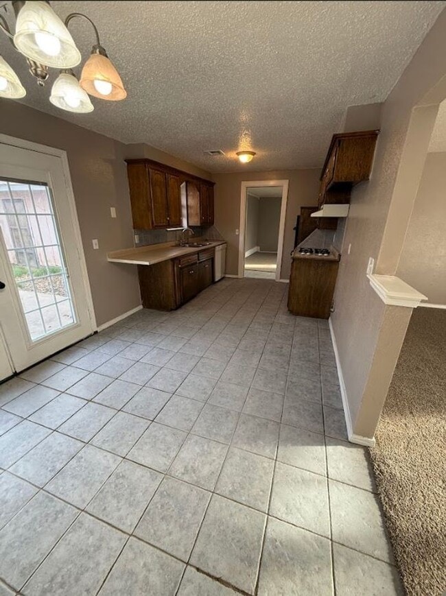 Building Photo - 4 BedroomHome Available!