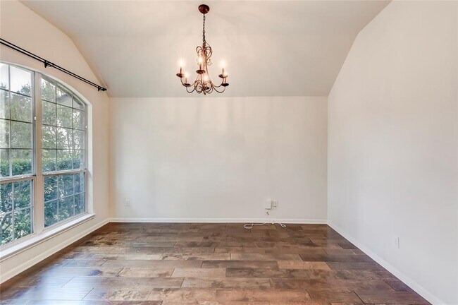 Building Photo - 15220 Fernhill Dr