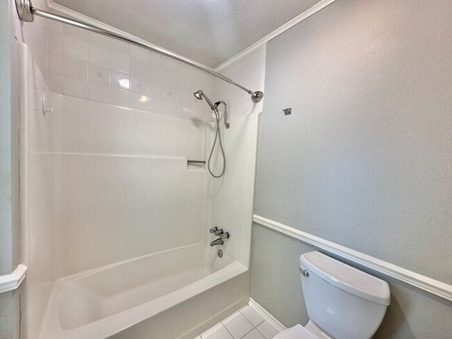 Building Photo - Beautiful 4 Bedroom 2 Bathroom home in Tyler!
