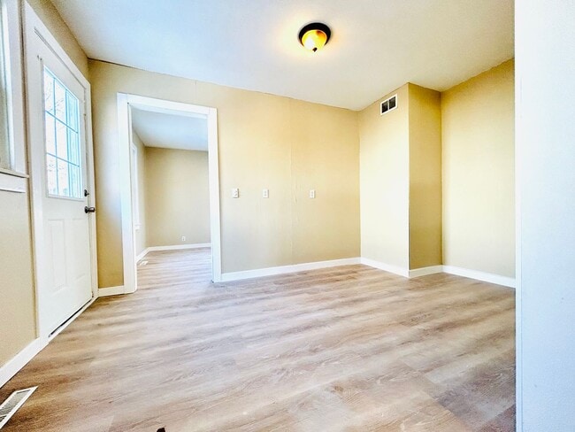 Building Photo - Cute Home, Close to Fort Riley