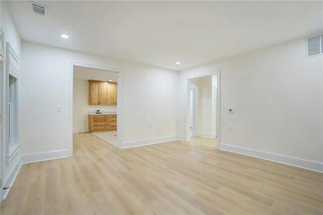 Building Photo - 2262 Meadowvale Dr NE