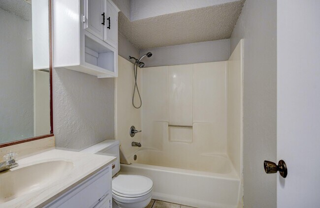 Building Photo - 626 N Robin Way