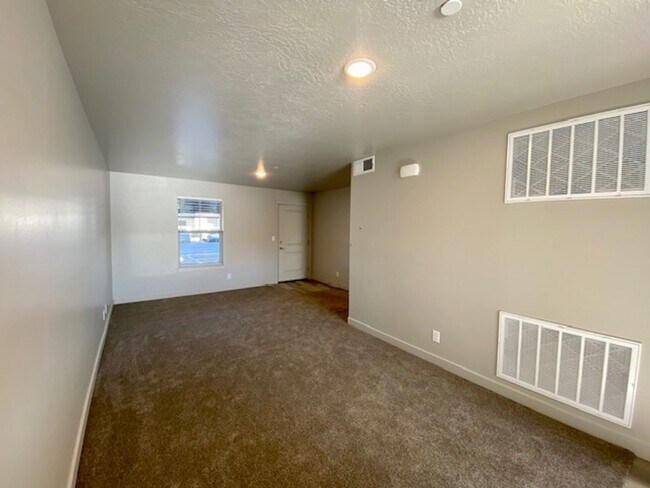 Building Photo - APARTMENT IN GREAT LOCATION FOR RENT!