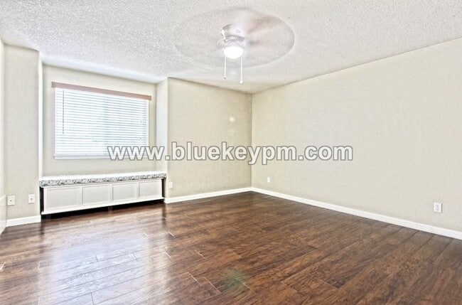 Building Photo - 4 Bed, 2 Bath Home in Well Established Nei...
