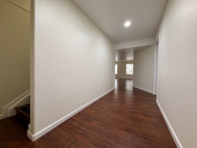 Building Photo - 653 Millet Cir