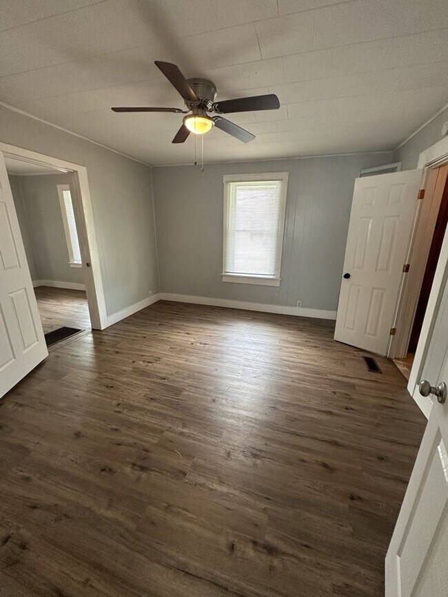 Building Photo - Fenced Yard! 2 Bedroom 1 Bathroom | Pet Friendly!