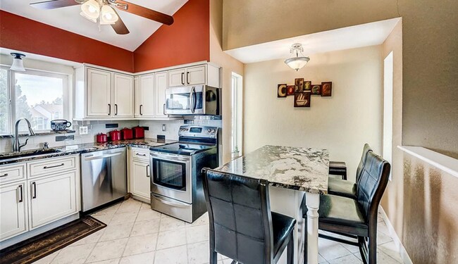 Building Photo - Huge room in a large shared home, private bathroom, great neighborhood, friendly roommates!