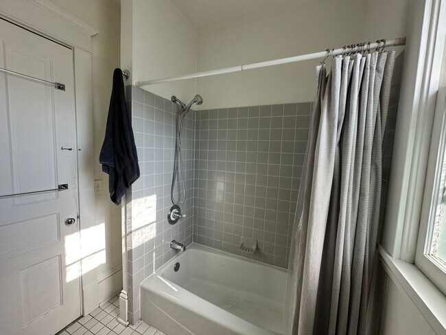 Building Photo - Fully Furnished 3 Bedroom Historic Home in Minneapolis