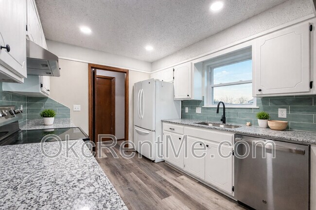 Building Photo - 1104 Spruce Dr