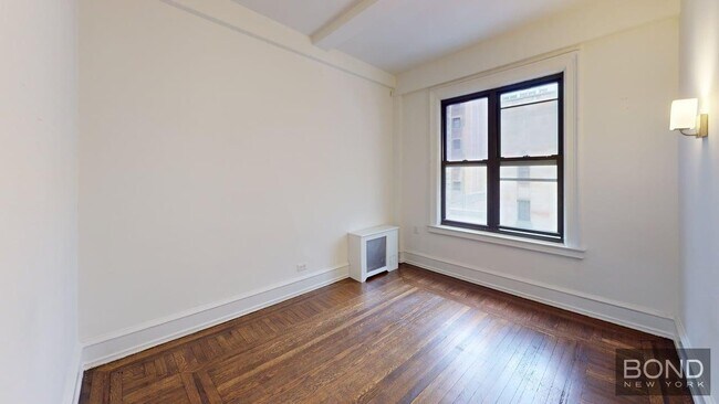 Building Photo - 140 W 55th St