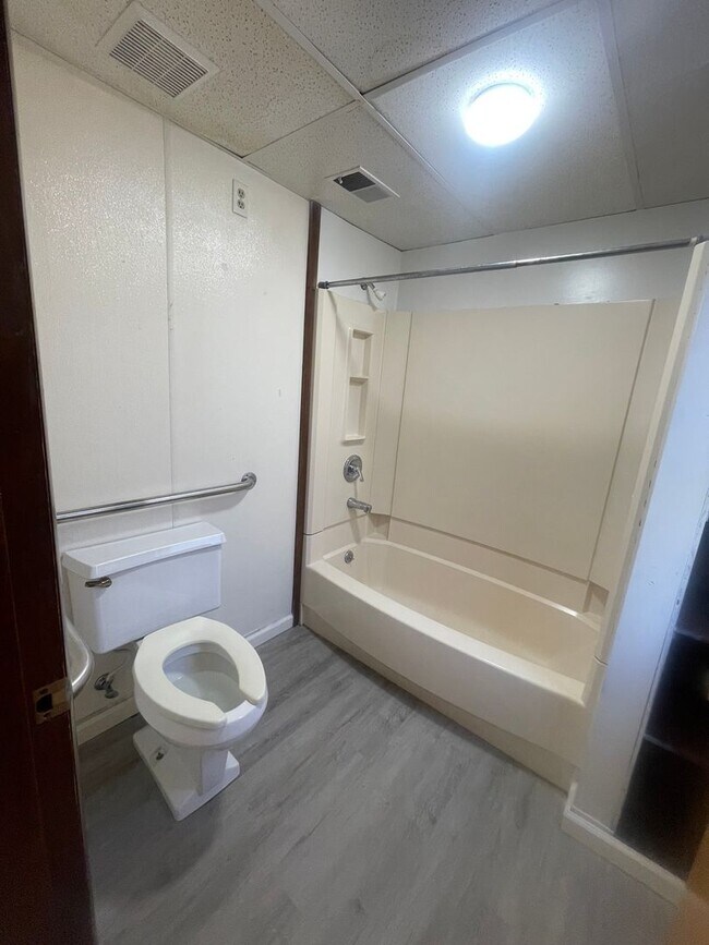 Building Photo - (1614 8th Ave)