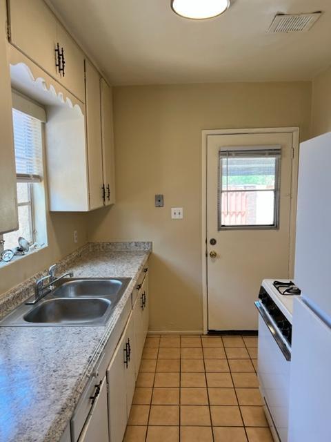 Building Photo - FOR RENT