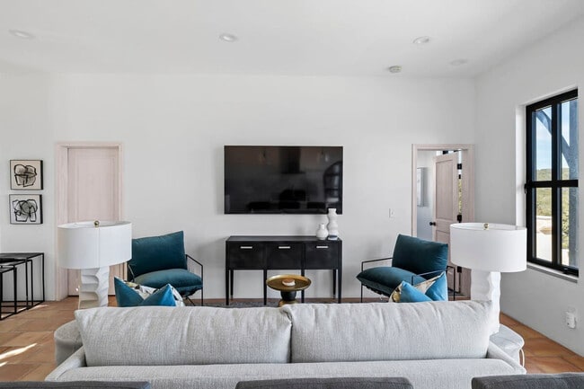 Building Photo - 2701 Bumble Bee Dr