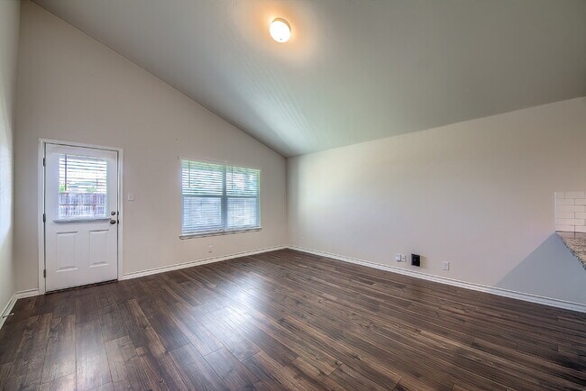 Building Photo - Stunning 4 bedroom offering 50% off the fi...