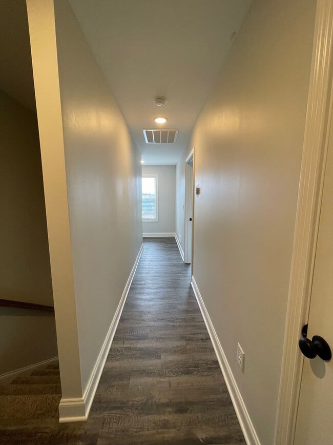 Building Photo - 2 Bed/2.5 Bath Townhome with Garage (Water/Sewer/Trash Included)