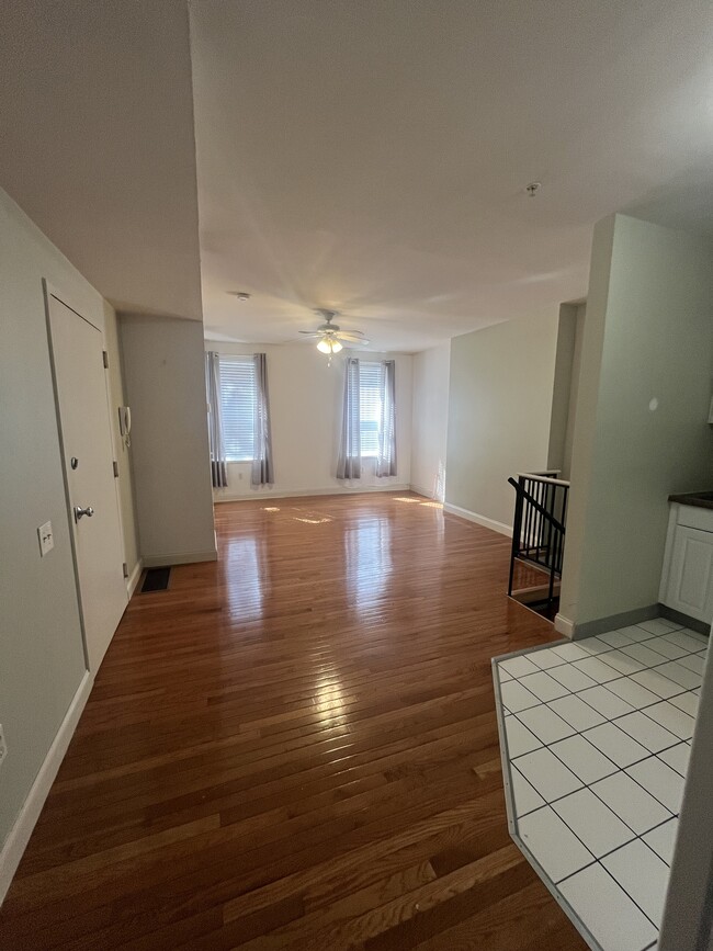 Building Photo - 305 S 11th St