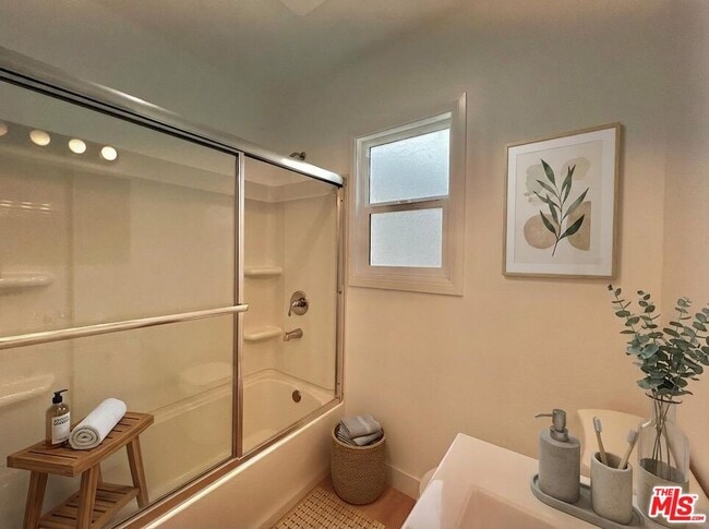 Building Photo - 1321 1/4 Normandie Ave