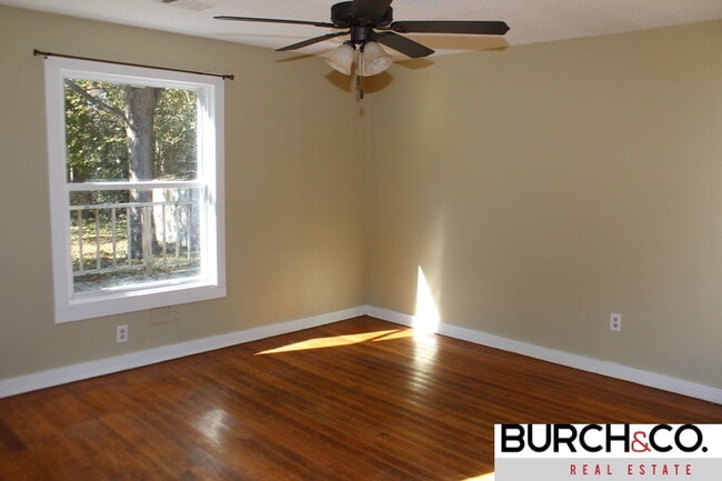 Building Photo - 2 Bedroom/ 1Bath Available