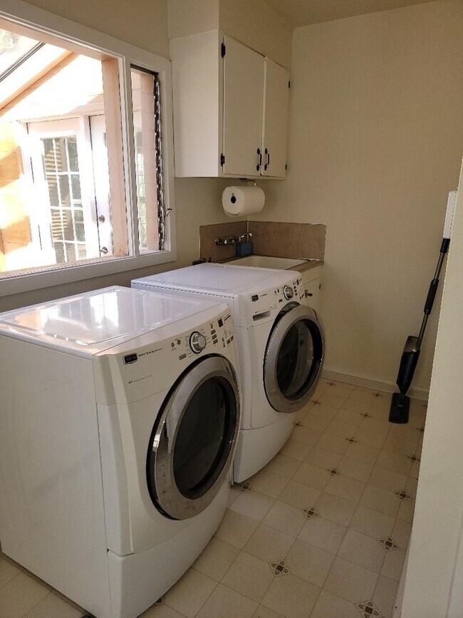 Building Photo - Beautiful Craftsman-style 3 bedroom, 2 bath home (1632 sq ft)  near Lake Steilacoom PLUS studio c...