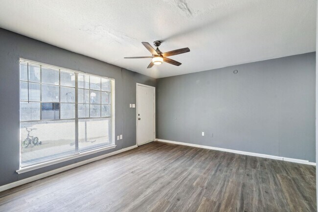 Interior Photo - DE CHANTLE